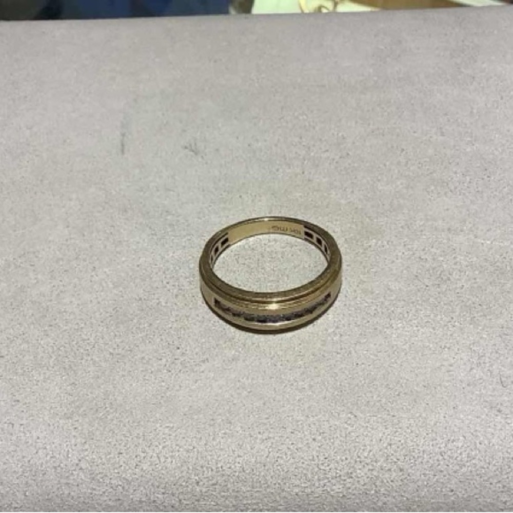 Men’s Diamond Wedding Band 1/4 ct tw 10k Yellow Gold - Picture 3 of 8